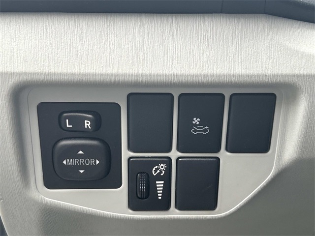 2013 Toyota Prius Four photo 11