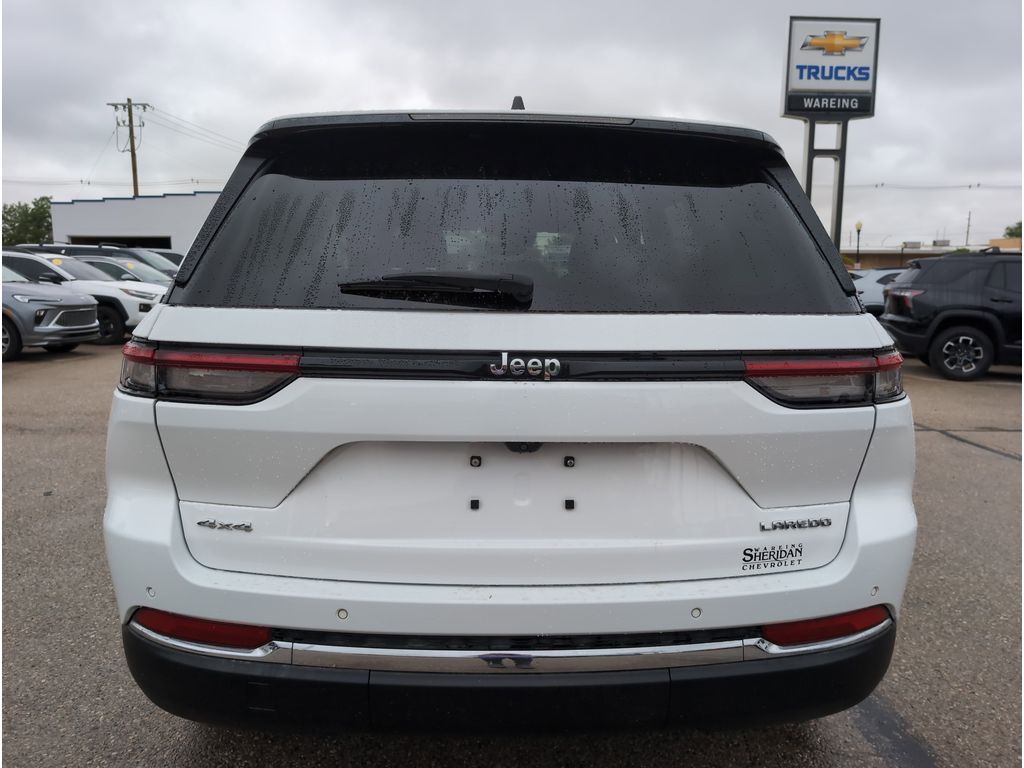 2023 Jeep Grand Cherokee Laredo photo 3