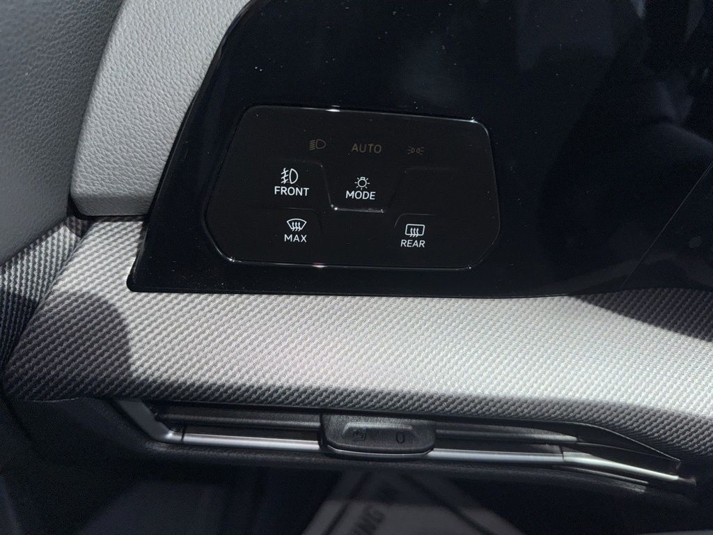 2025 Volkswagen Golf GTI SE photo 4