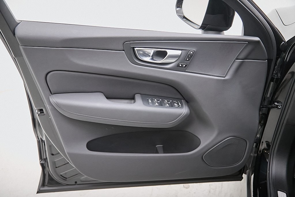 2026 VOLVO XC60 - Image 9