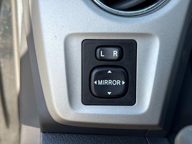 2012 Toyota Corolla Matrix L 4WD photo 31
