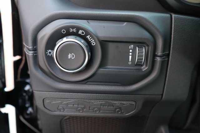 2025 Jeep Wrangler Sahara photo 14