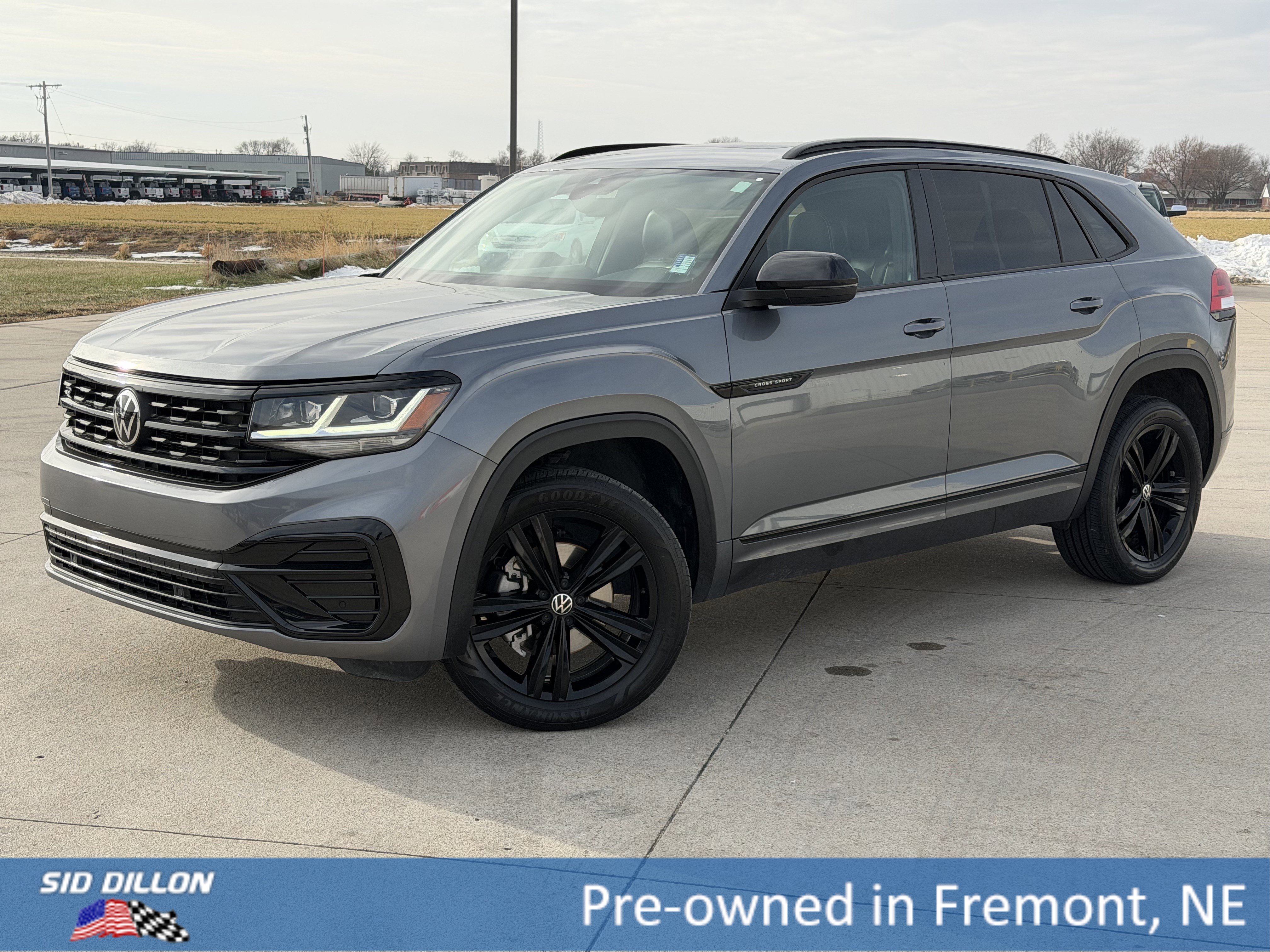 2023 Volkswagen Atlas Cross Sport SEL R-Line Black's photo