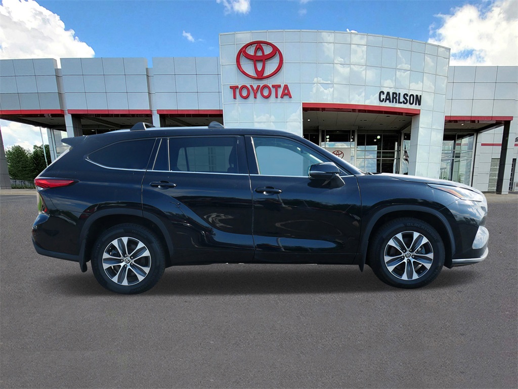 Used 2021 Toyota Highlander XLE with VIN 5TDGZRBH5MS073668 for sale in Minneapolis, Minnesota