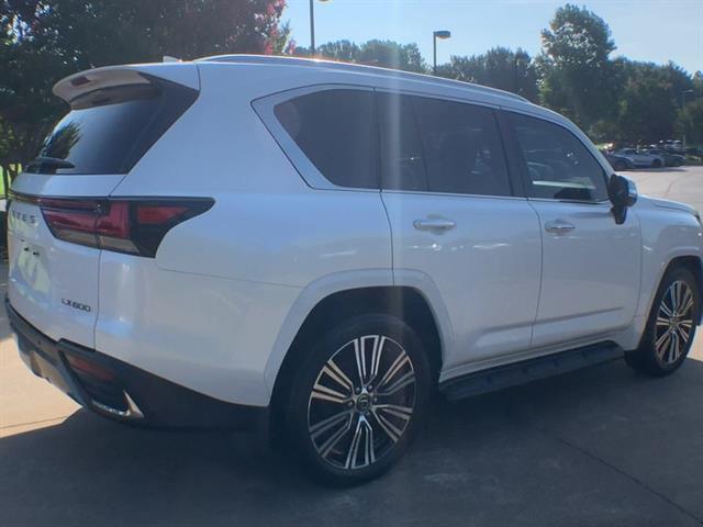 2022 Lexus LX 600 Luxury photo 8