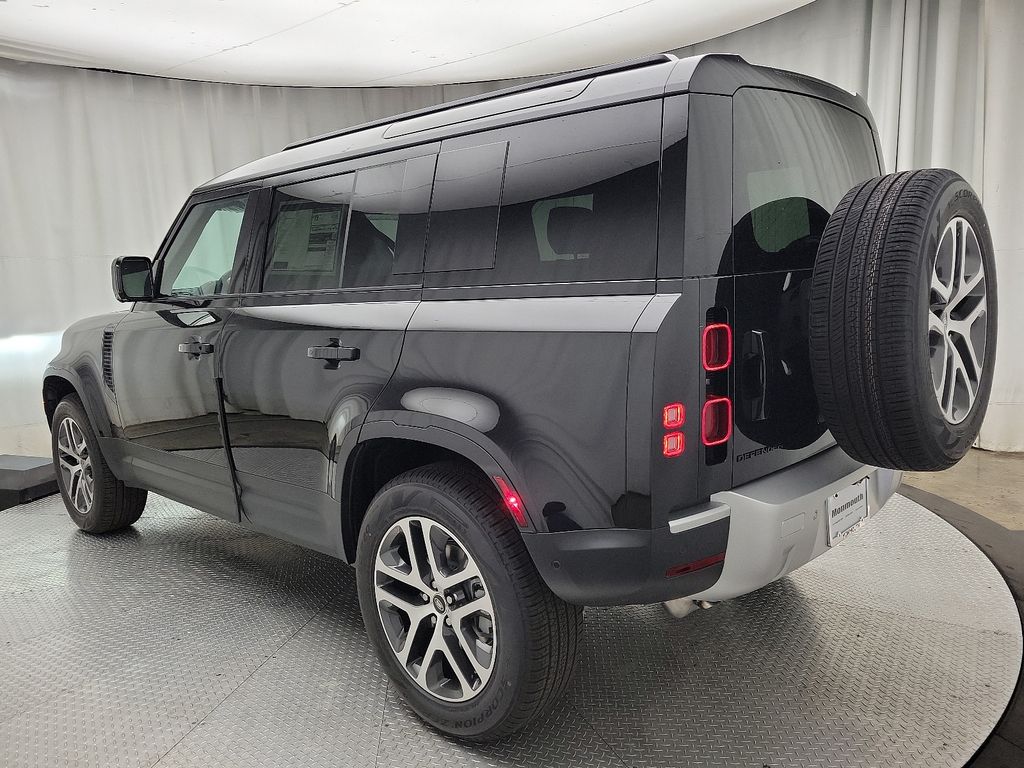 2025 Land Rover Defender 110 S photo 4