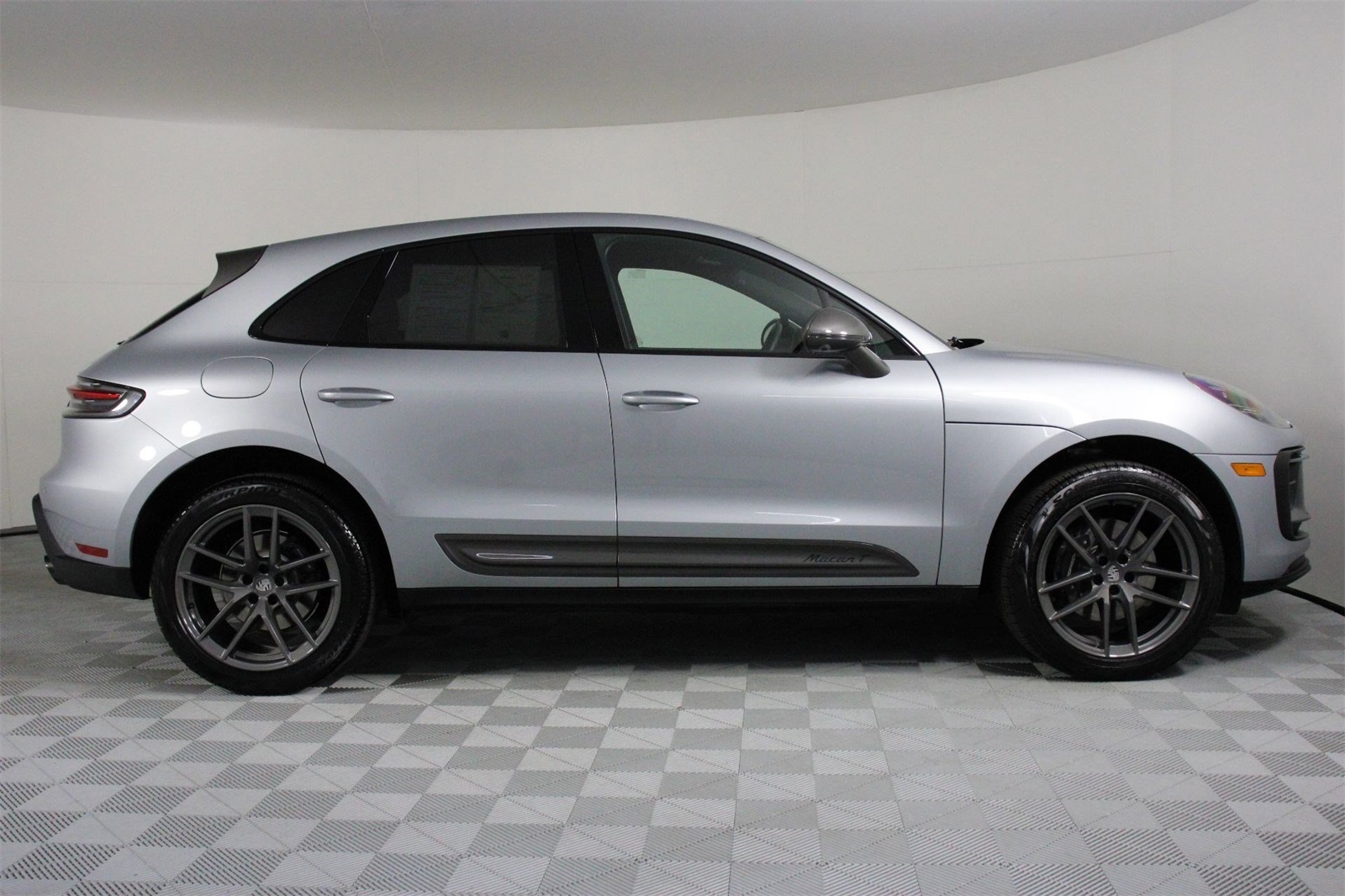 2025 Porsche Macan T photo 8