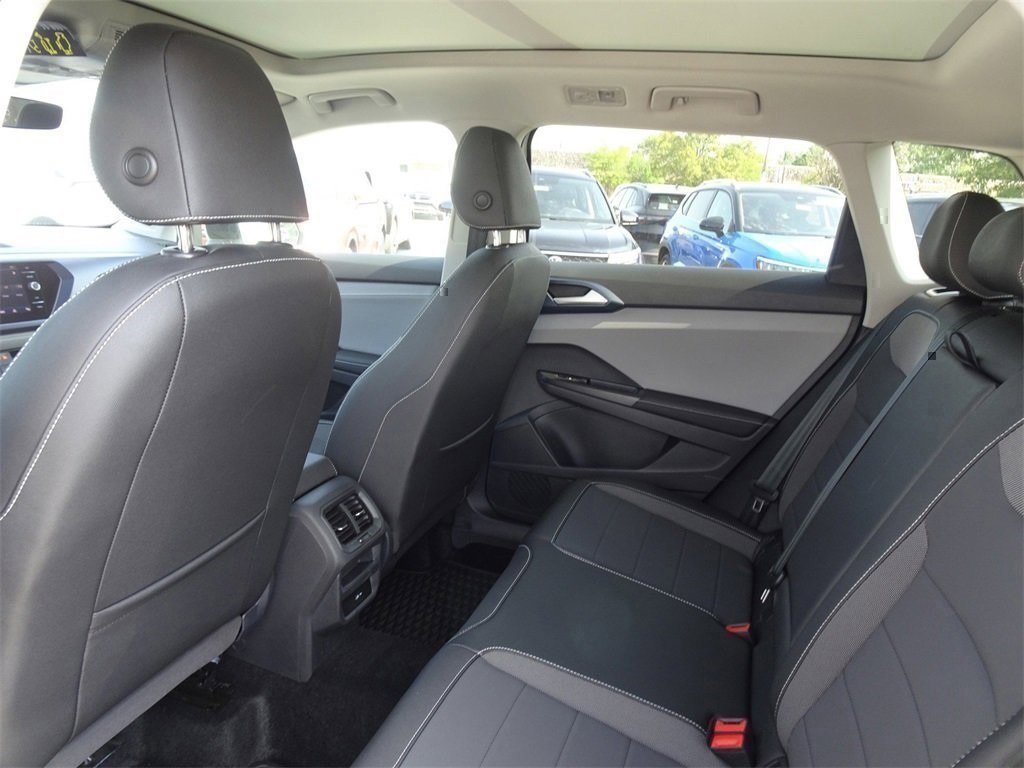 2024 Volkswagen Taos SE photo 14