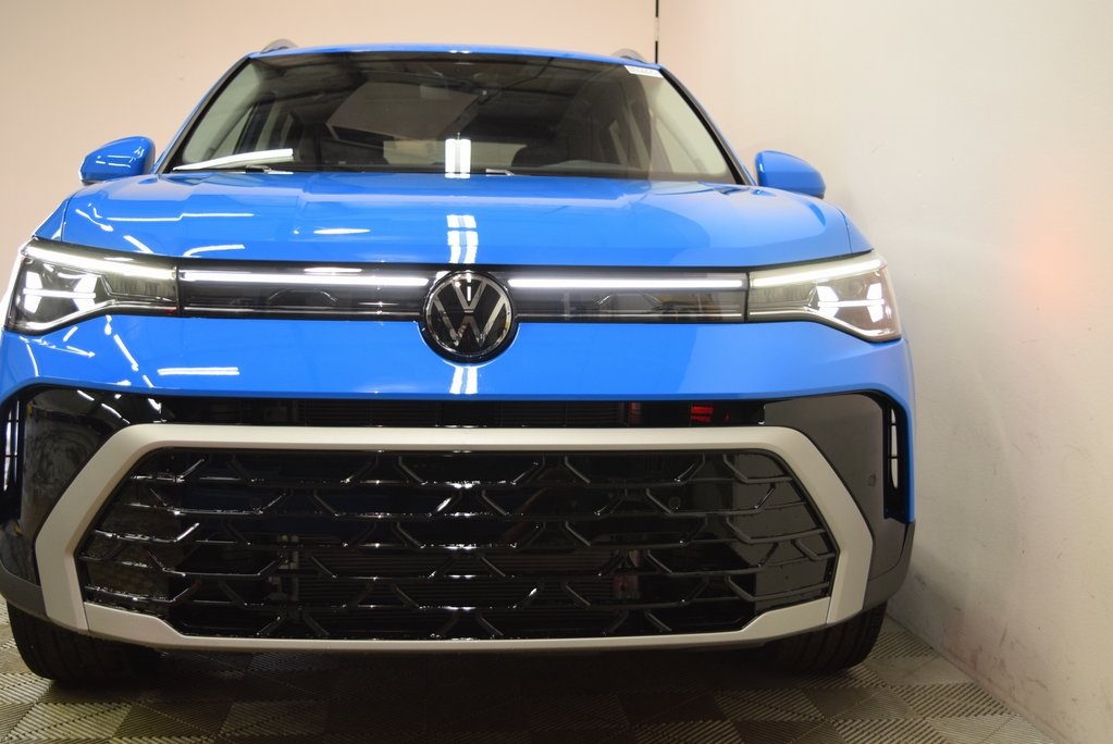 2025 Volkswagen Taos SEL photo 3