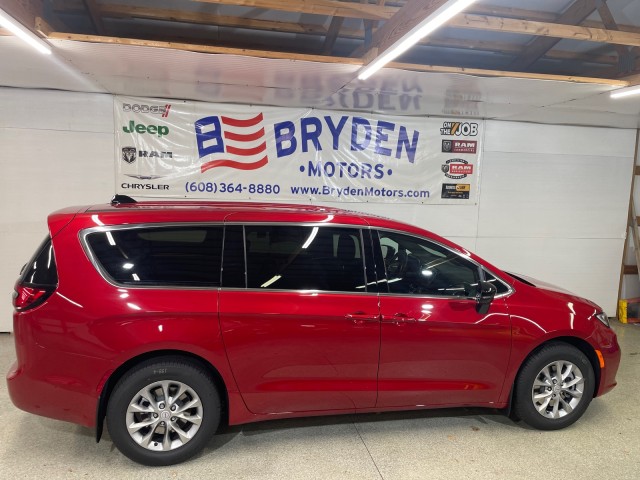 2026 Chrysler Pacifica Select's photo