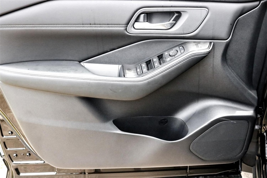 2025 Nissan Rogue SV photo 7