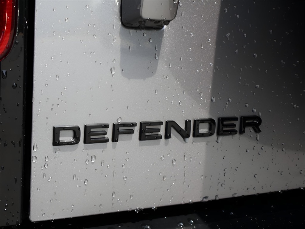 2024 Land Rover Defender 130 X-Dynamic SE photo 6