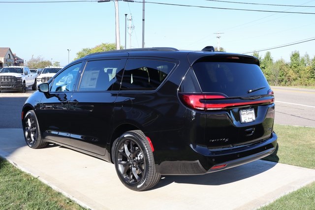 2026 Chrysler Pacifica Limited photo 30
