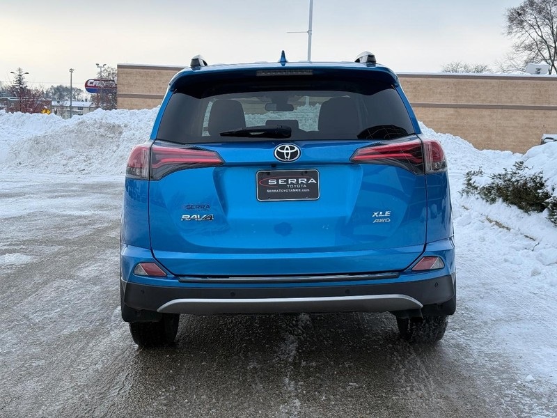 2017 Toyota RAV4 XLE photo 3