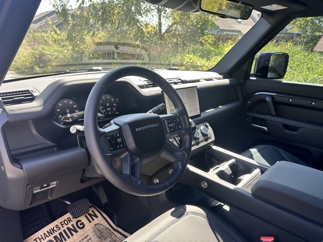2025 Land Rover Defender 110 S photo 12
