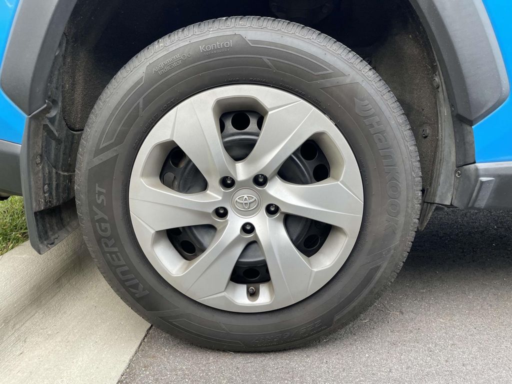 2019 Toyota RAV4 LE photo 4