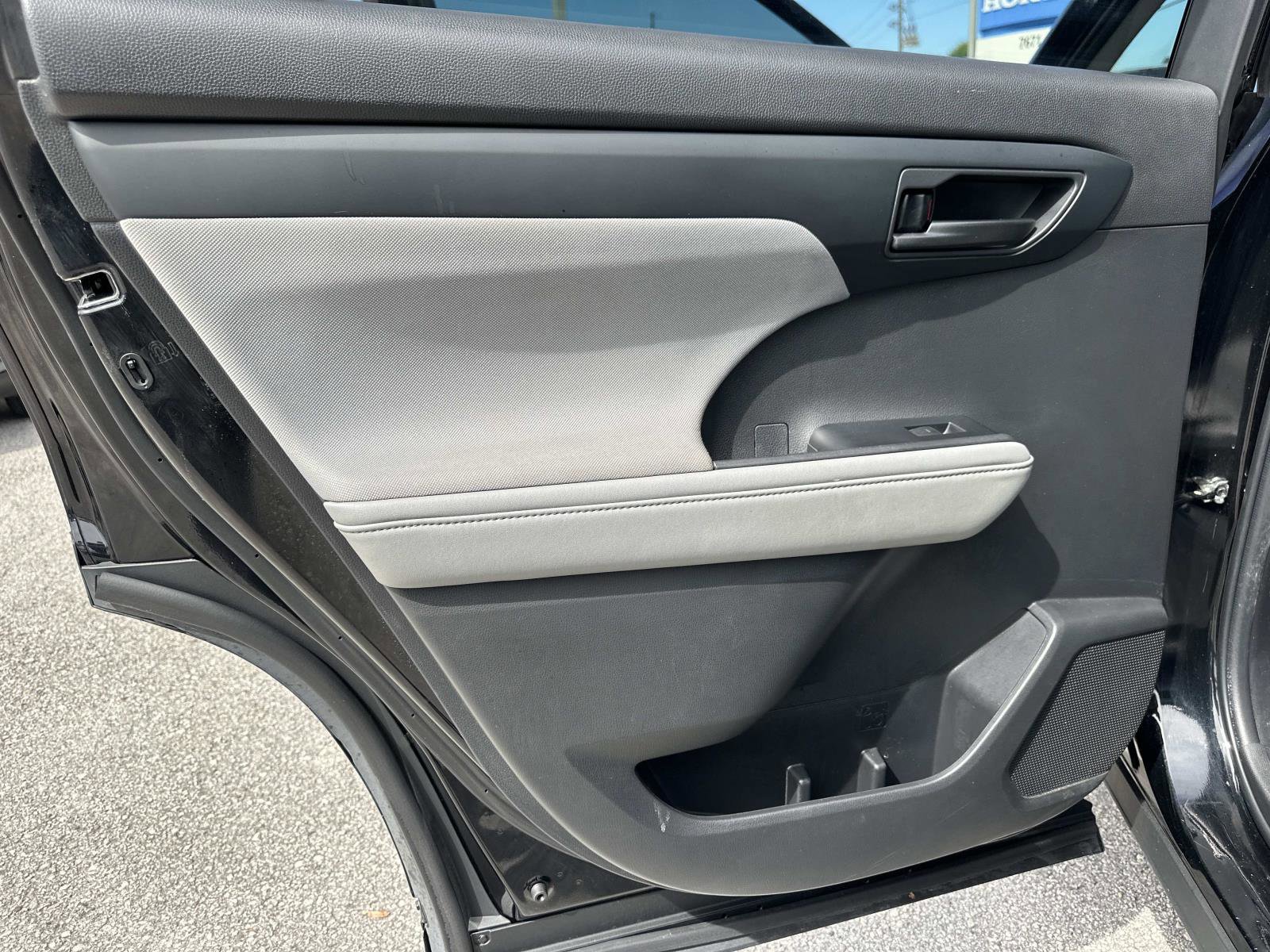 2022 Toyota Highlander LE photo 10