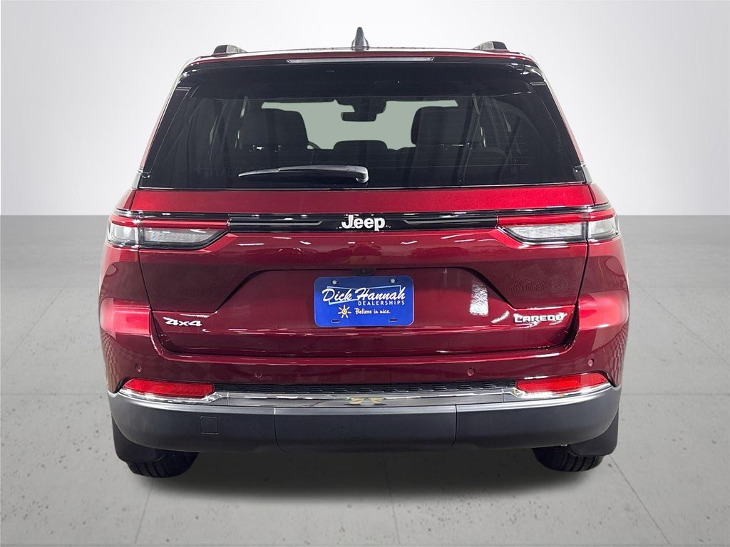 2025 Jeep Grand Cherokee Laredo photo 4