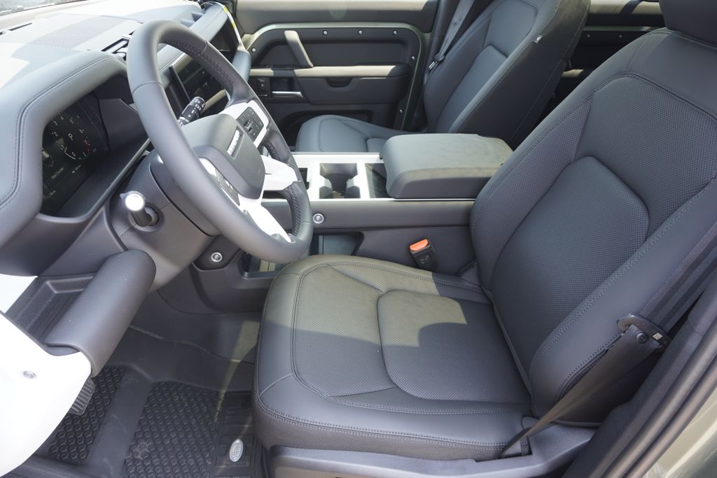 2025 Land Rover Defender 110 S photo 18