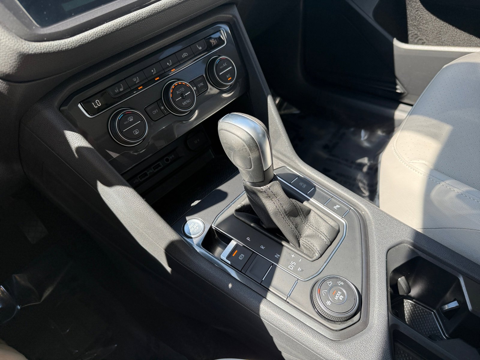 2020 Volkswagen Tiguan SEL photo 12