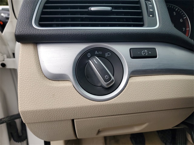 2012 Volkswagen Passat SE photo 11