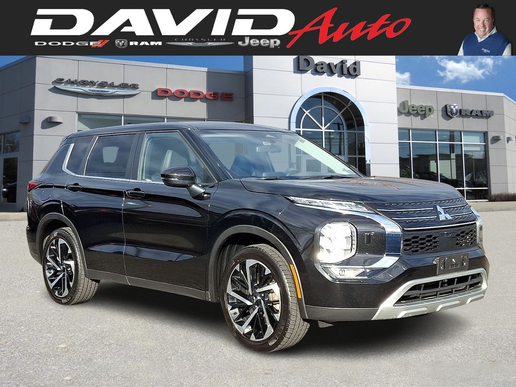 2023 Mitsubishi Outlander SE's photo