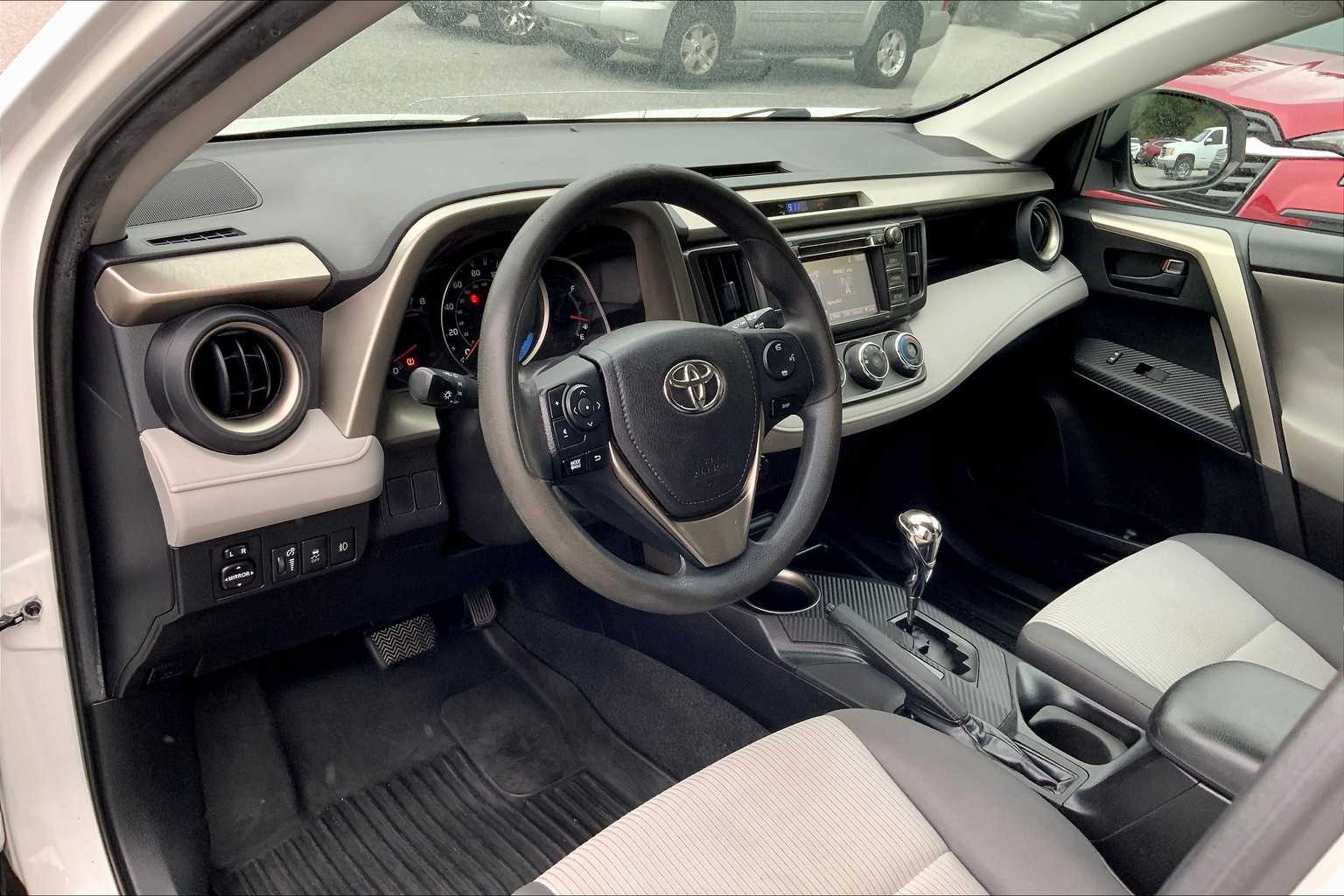 2015 Toyota RAV4 LE photo 15