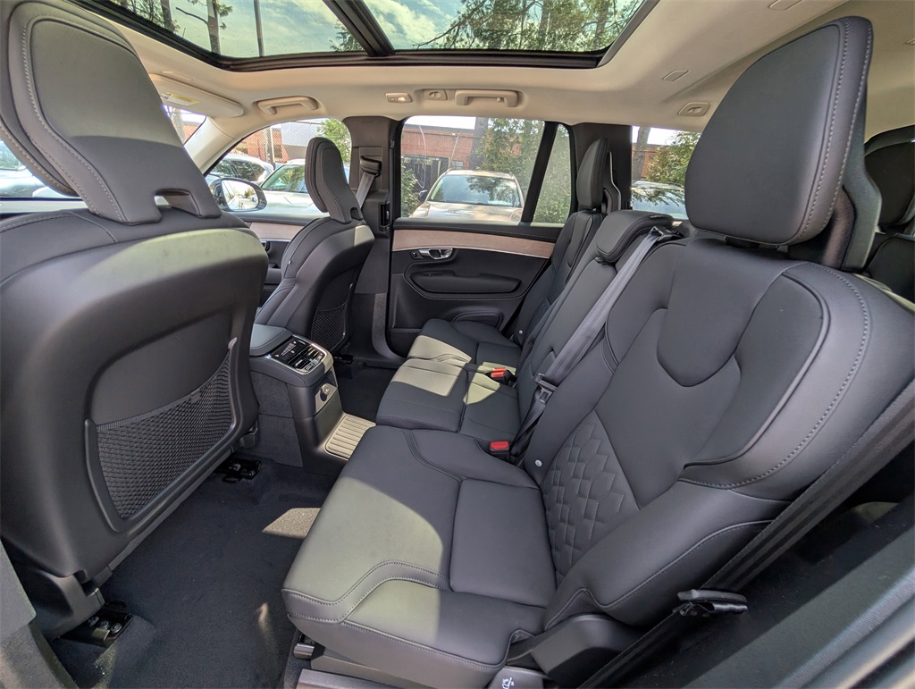 2025 Volvo XC90 T8 Plus photo 8