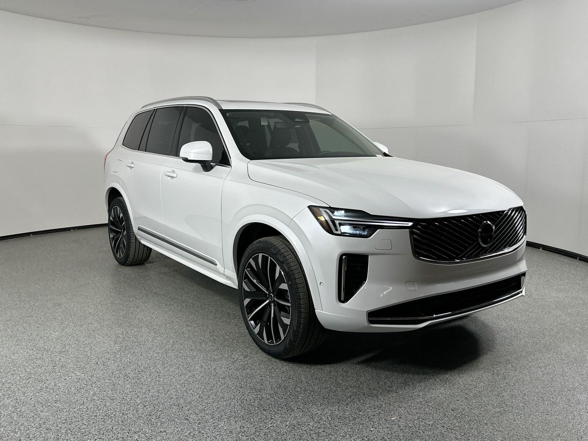 2025 Volvo XC90 T8 AWD Plus photo 3