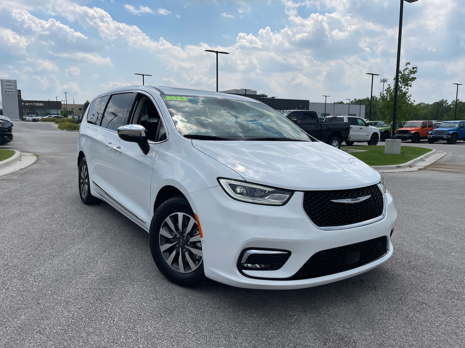 Used 2023 Chrysler Pacifica Hybrid Limited with VIN 2C4RC1S7XPR575866 for sale in Kansas City
