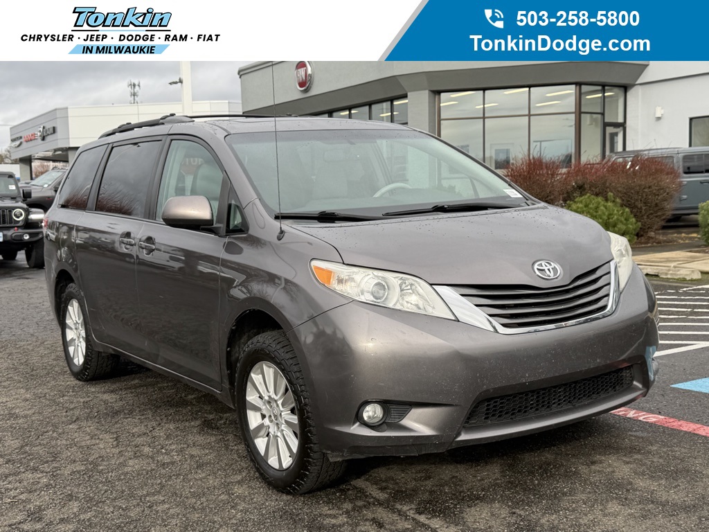 2013 Toyota Sienna Limited's photo