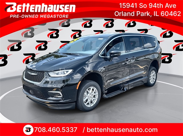 2025 Chrysler Pacifica Select's photo