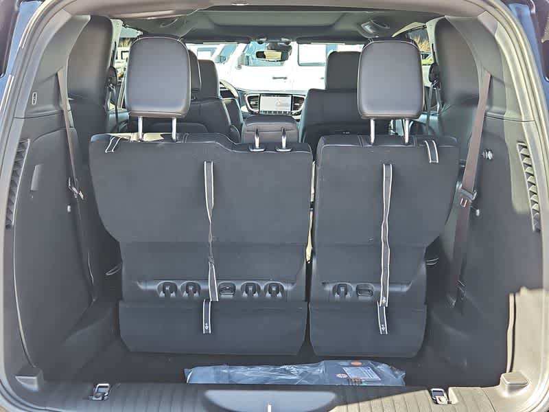 2025 Chrysler Pacifica photo 12