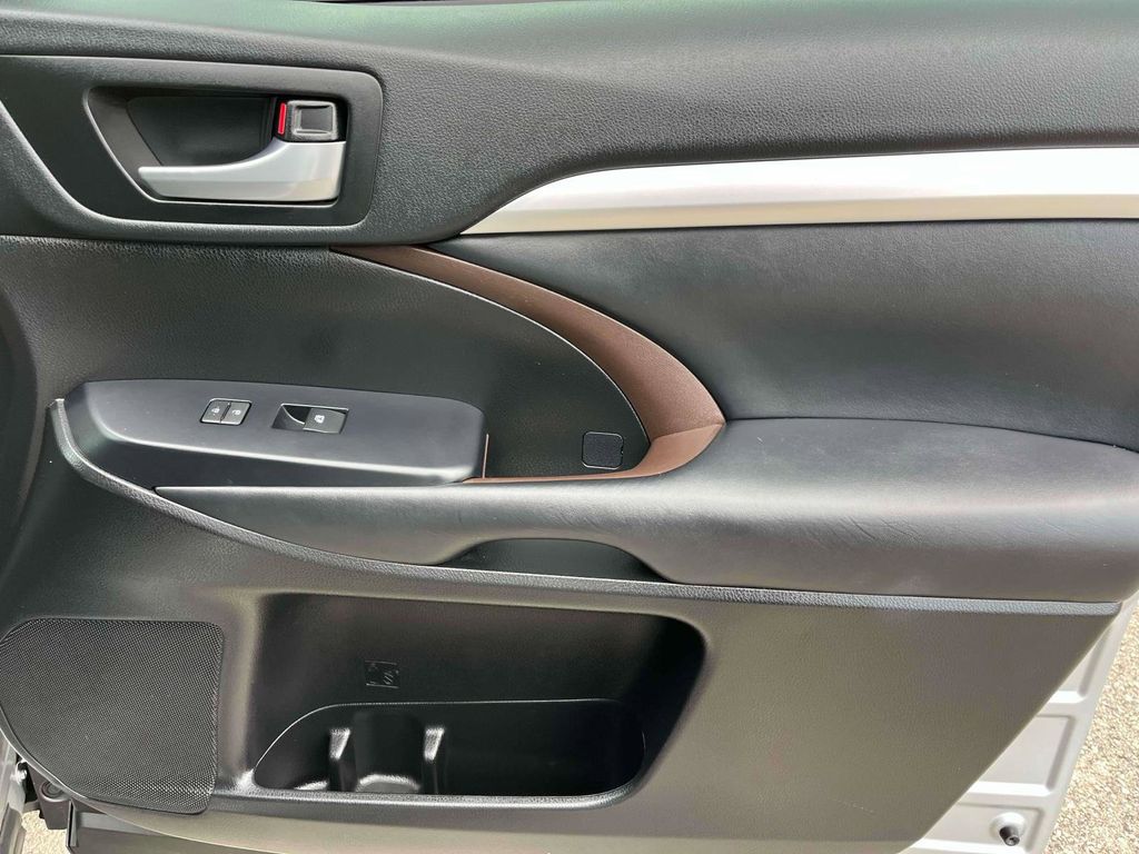 2019 Toyota Highlander XLE photo 9