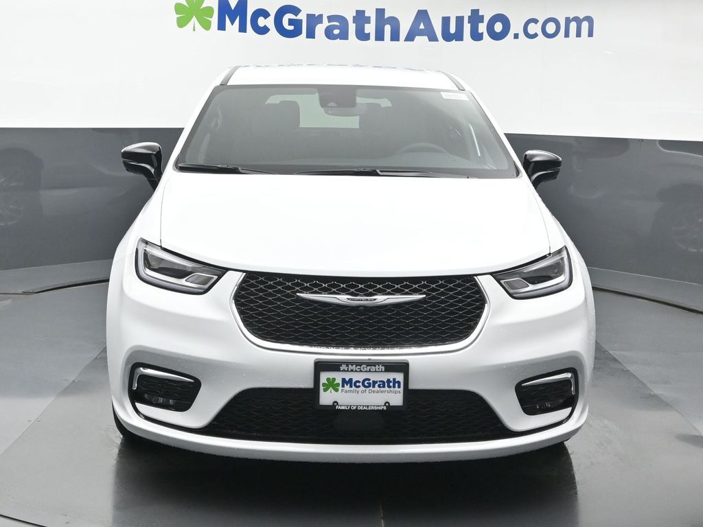 2026 Chrysler Pacifica photo 2