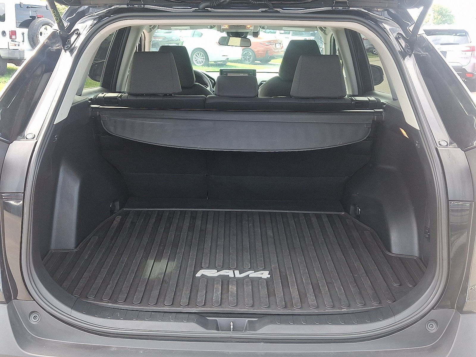 2021 Toyota RAV4 Hybrid XLE photo 26