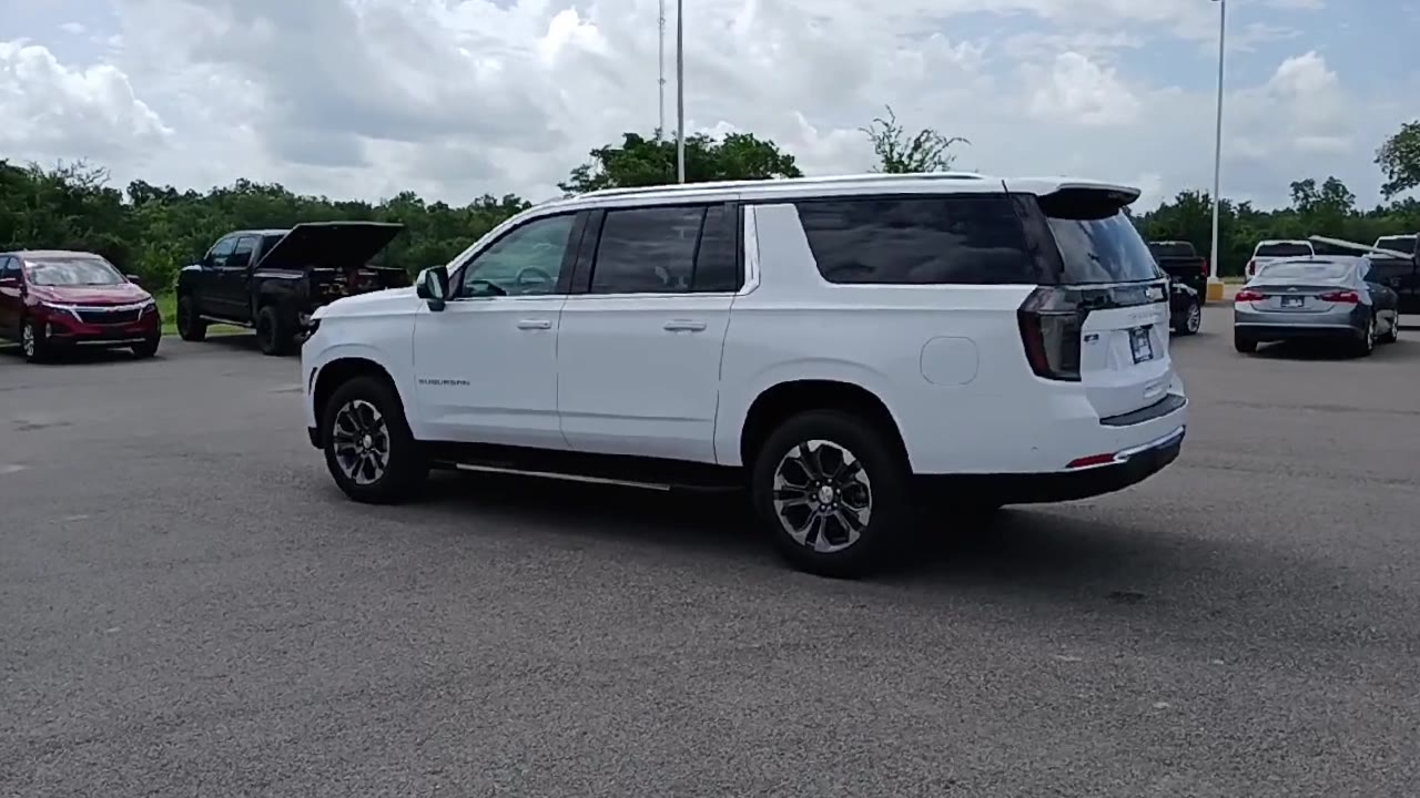 2025 Chevrolet Suburban LT photo 6