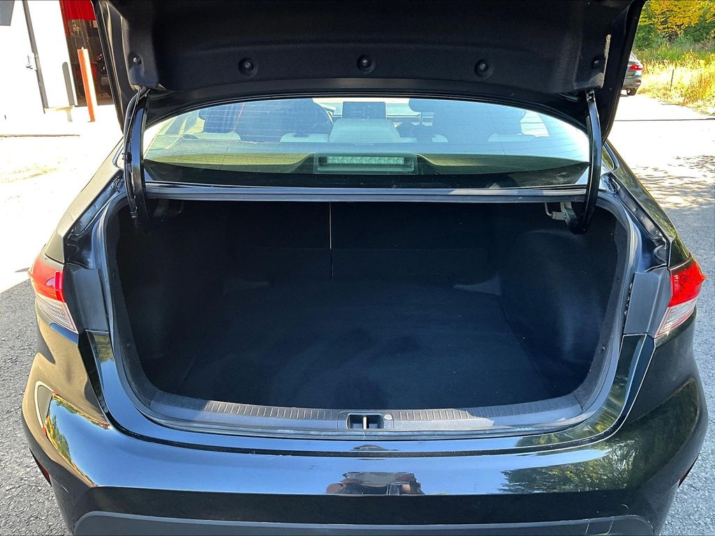 2021 Toyota Corolla LE photo 24