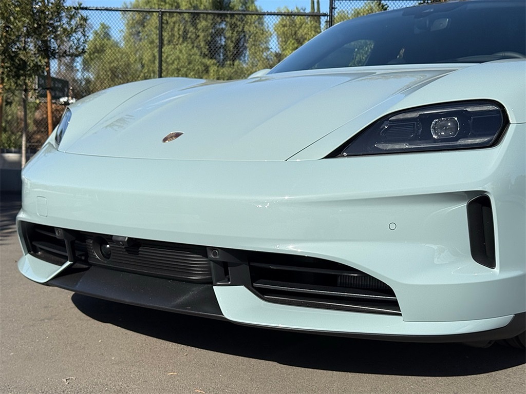 2025 Porsche Taycan photo 4