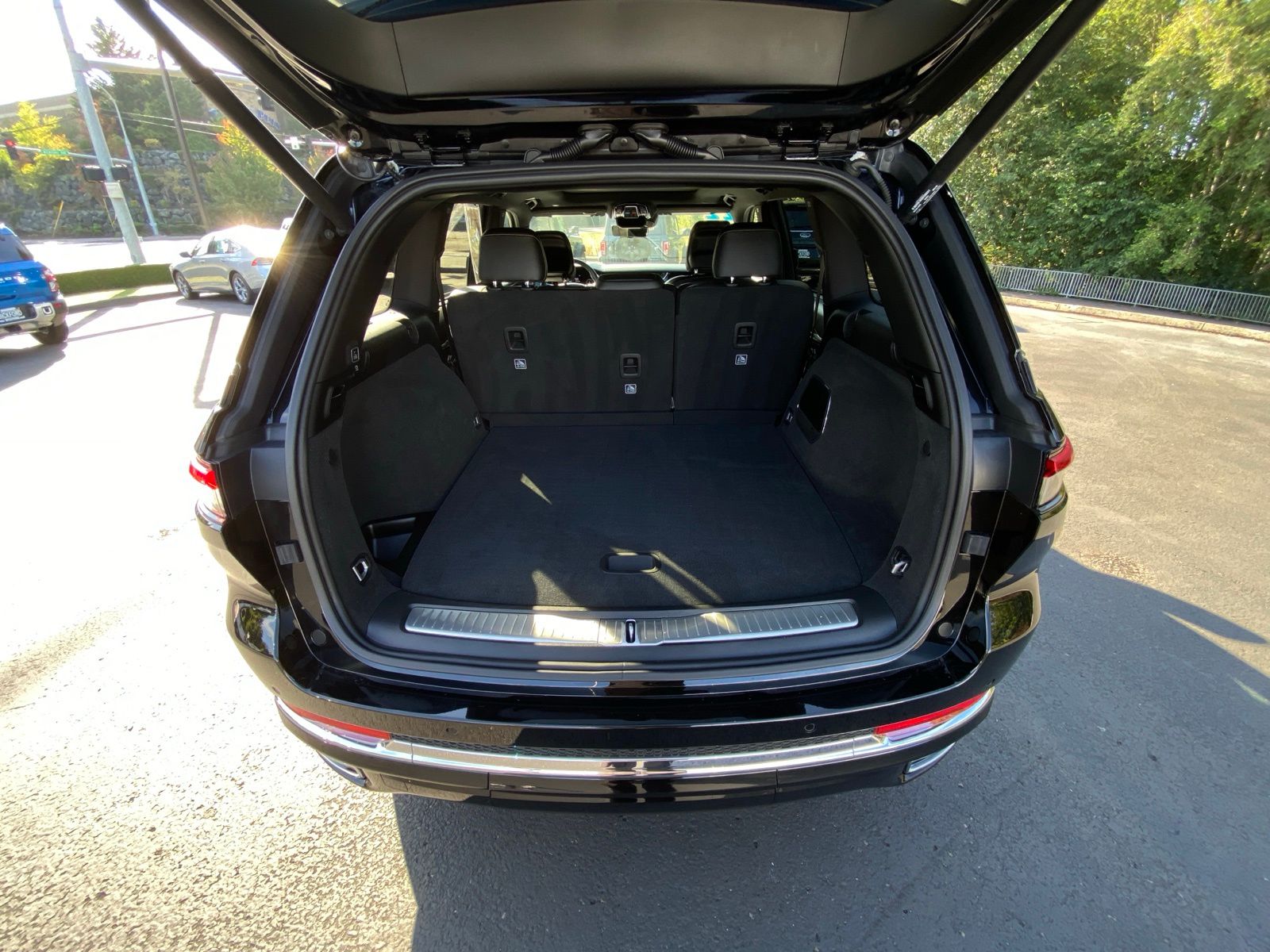 2022 Jeep Grand Cherokee Overland photo 2