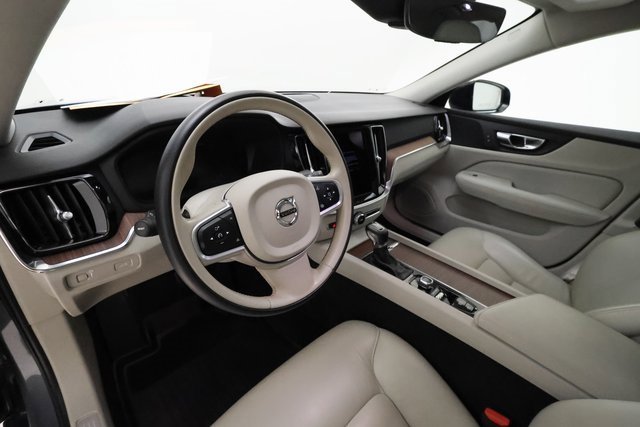2021 Volvo S60 R-Design Momentum photo 9