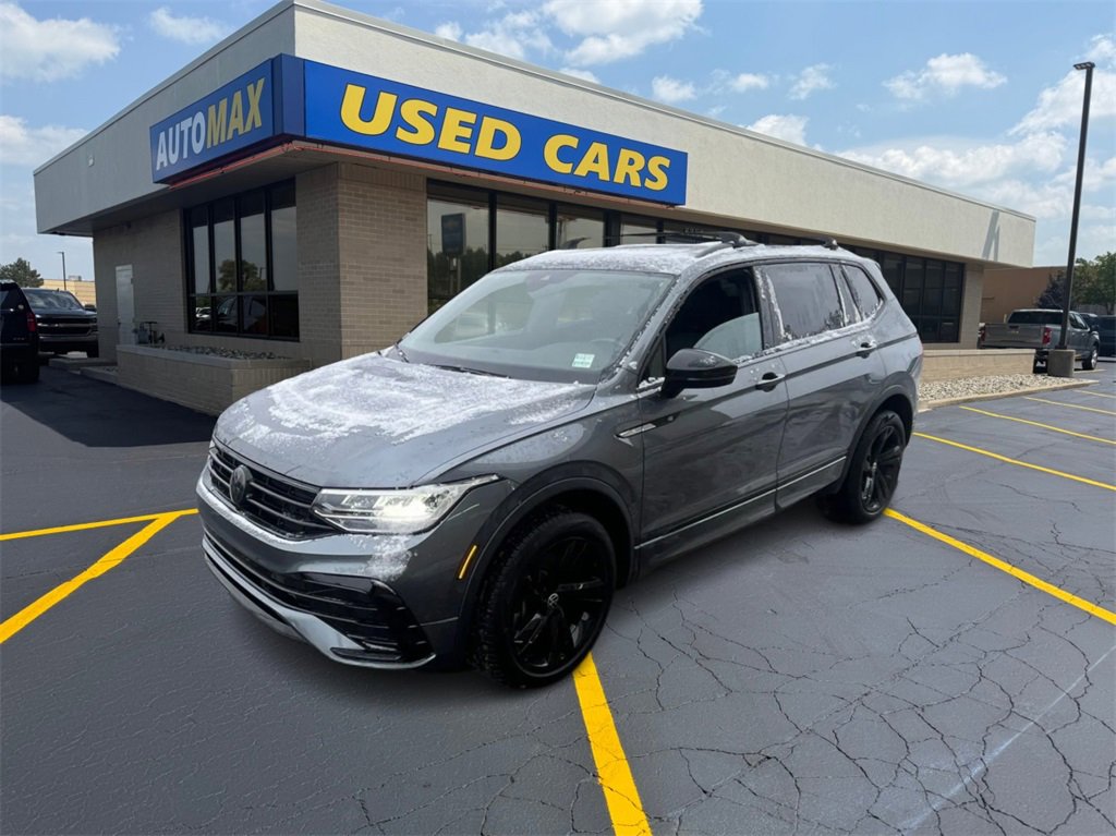 2024 Volkswagen Tiguan SE R-LINE BLACK's photo