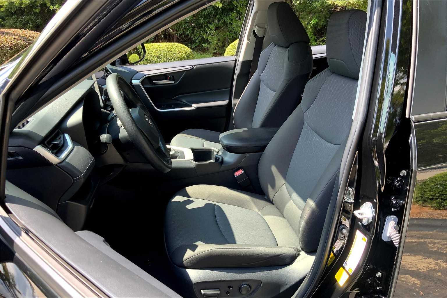 2024 Toyota RAV4 XLE photo 6