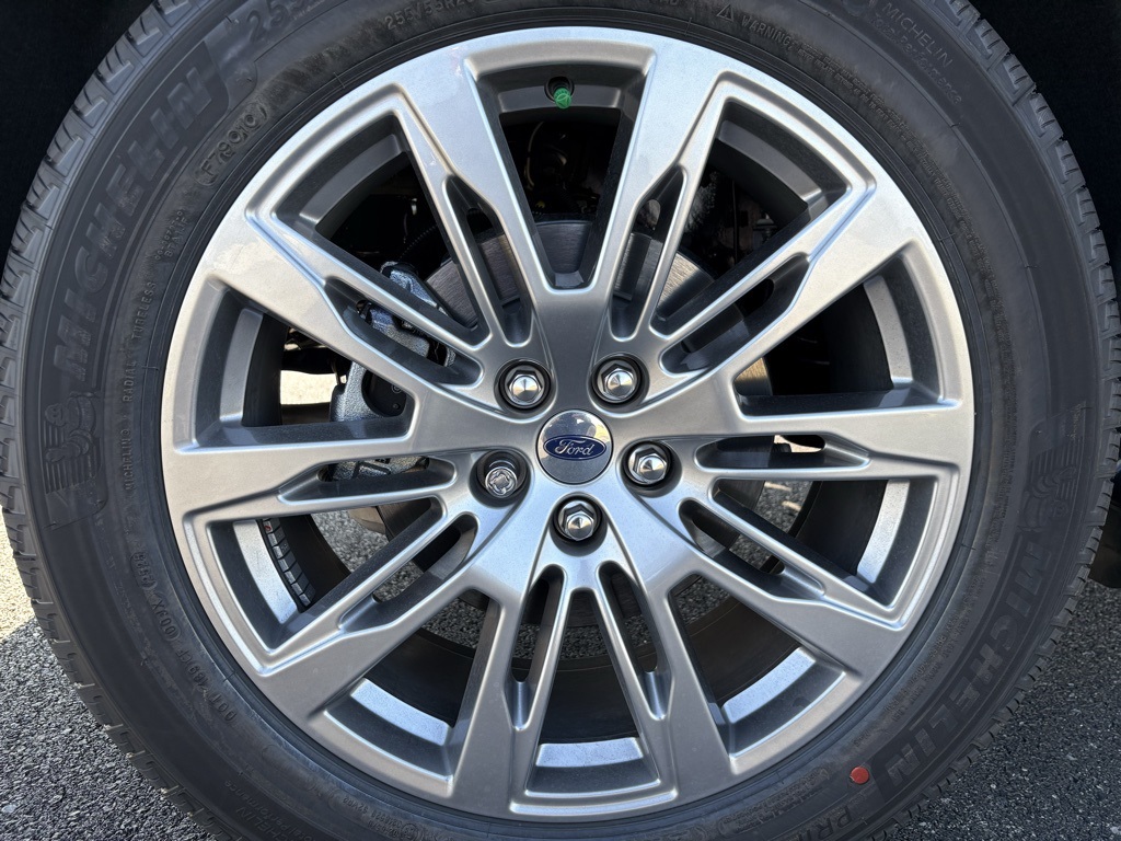 2025 Ford Explorer photo 33