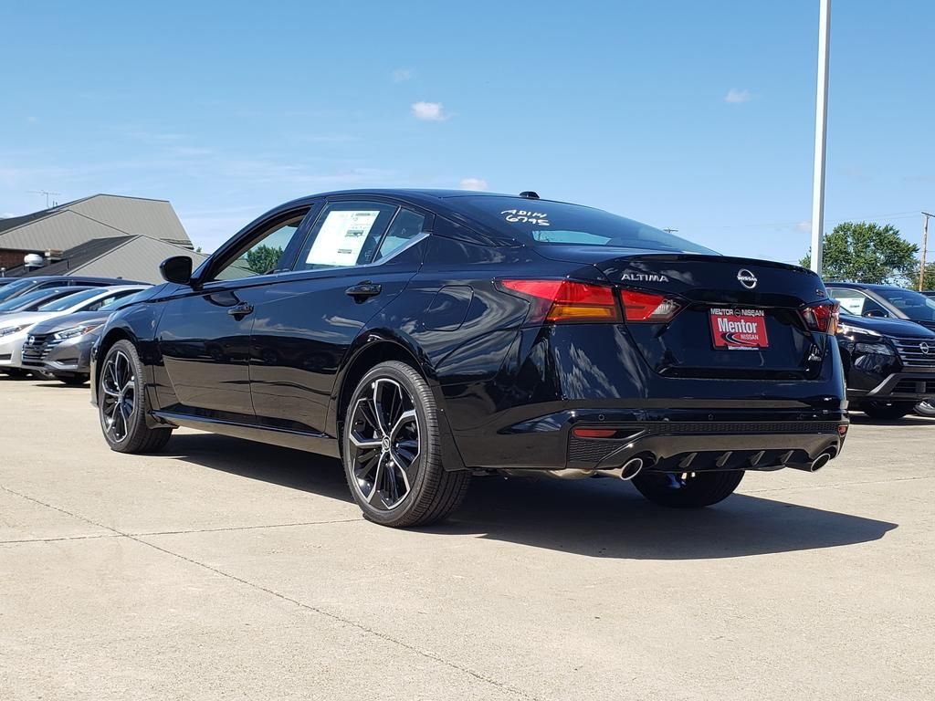 2025 Nissan Altima SR photo 4