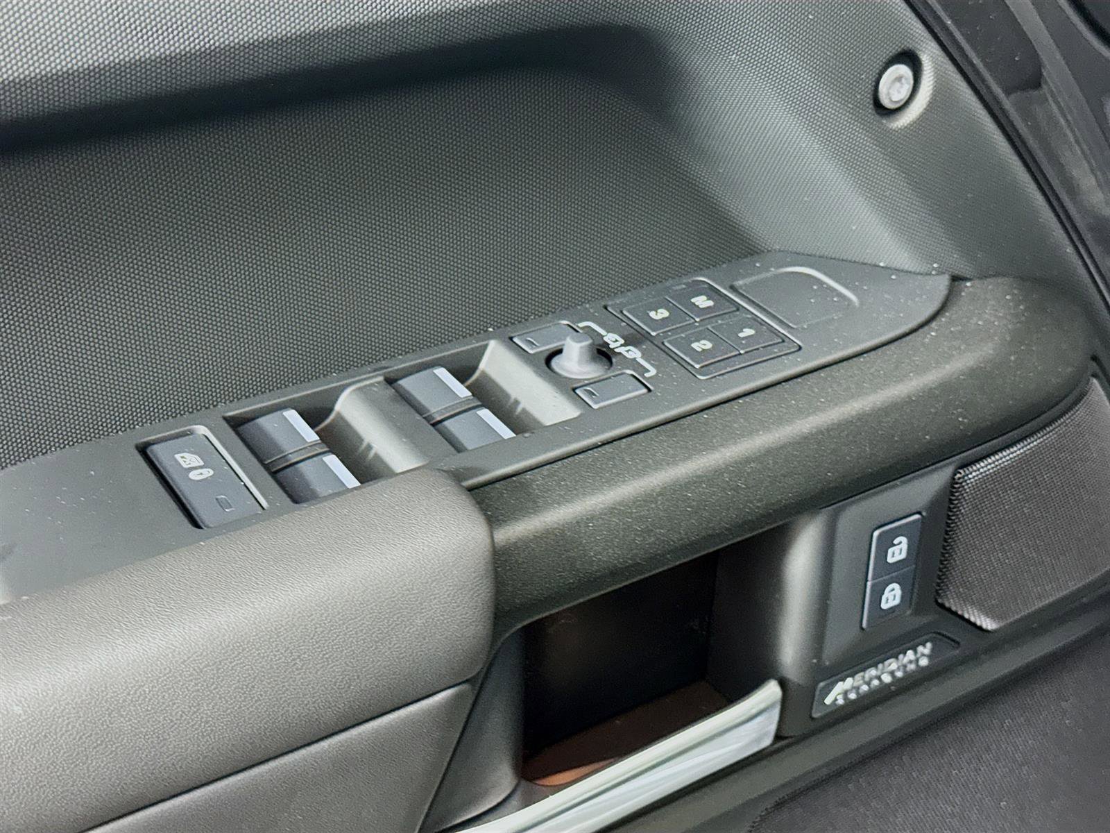 2025 Land Rover Defender 110 photo 19