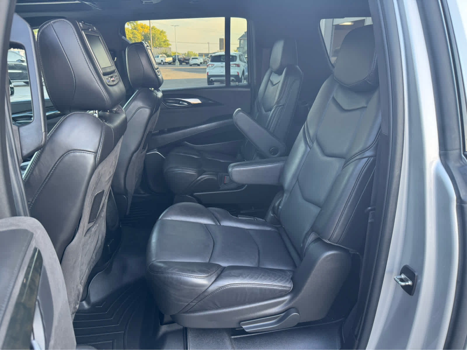 2017 Cadillac Escalade ESV Platinum photo 18