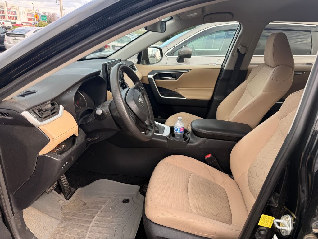 2021 Toyota RAV4 XLE photo 2