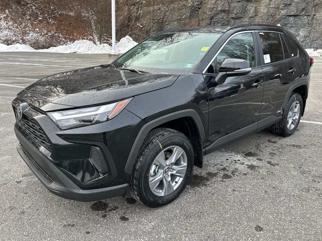 2025 Toyota RAV4 XLE's photo