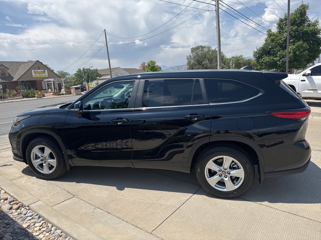 2023 Toyota Highlander LE photo 4